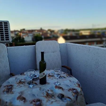 N & V Apartment *
